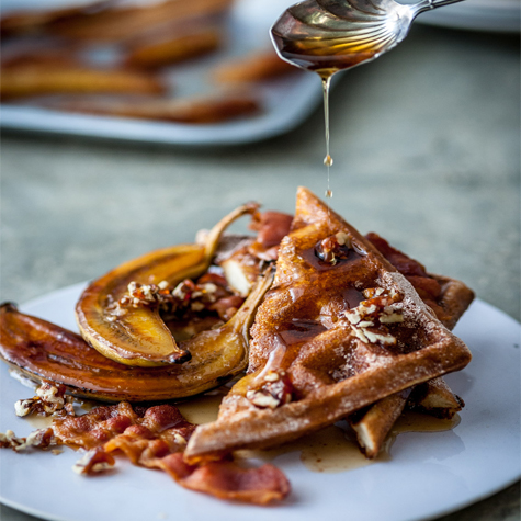 Waffles alla cannella con banane caramellate