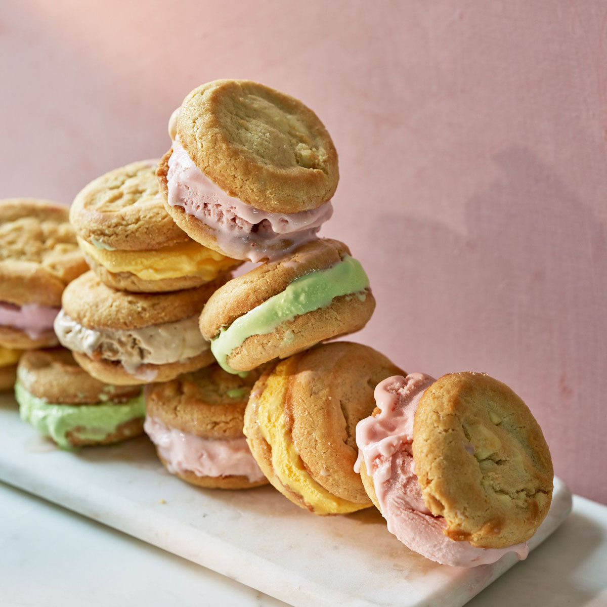 Sandwich di biscotti con gelato al cioccolato bianco